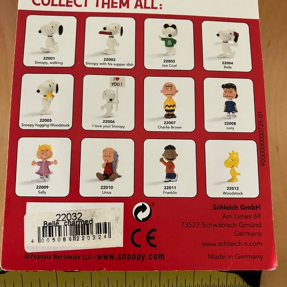 Schleich Belle with clasped hands in front - Peanuts - Belle Figurine - 22032 - Picture 2 of 6